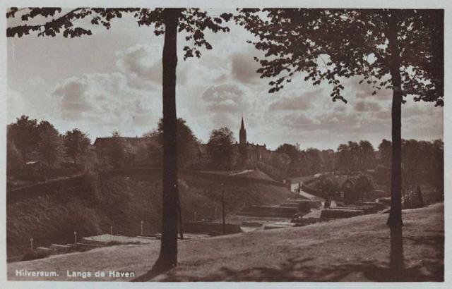 Hilversum. Langs de…