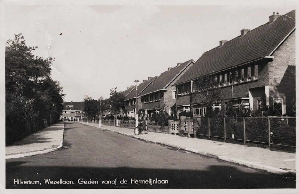 25576924/Wezellaan+Gezien+vanaf+de+Hermelijnlaan+1942+Uitgave+Sigarenmagazijn+Gijsbrecht+van+Aemstel